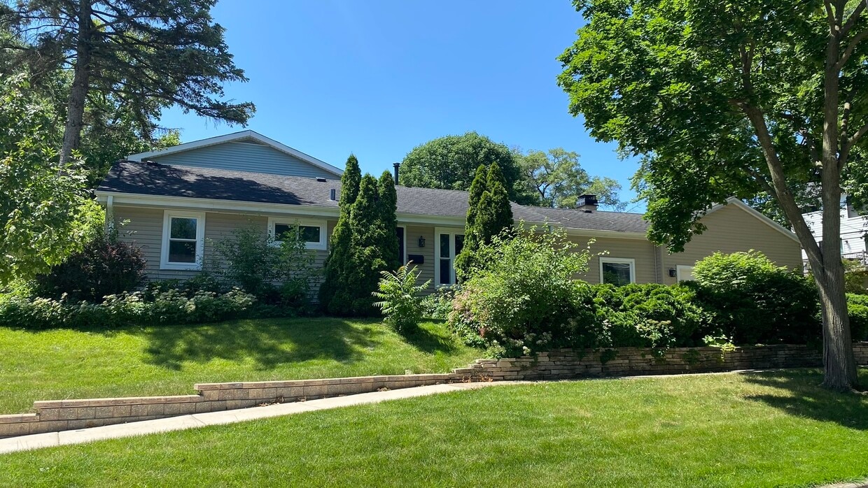 711 Summit St, Downers Grove, IL 60515 House Rental in Downers Grove