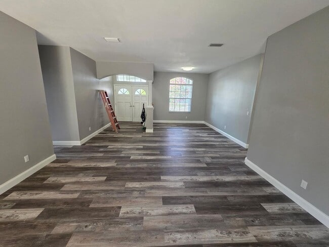 Building Photo - Newly remodeled 3146sf with 4 bedroom and ...