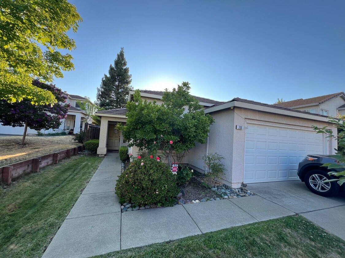 Foto principal - 3 Bedroom - Heart of Roseville