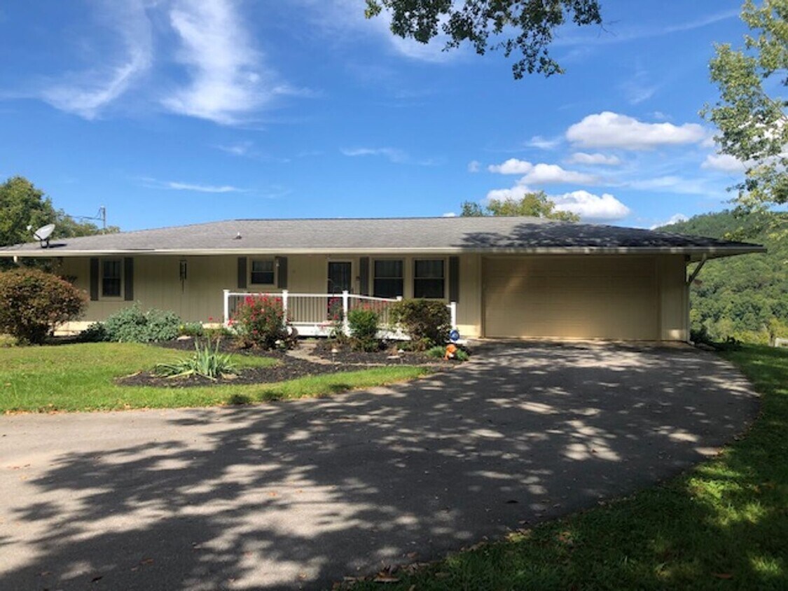 Foto principal - 1111 Schoolhouse Gap Rd