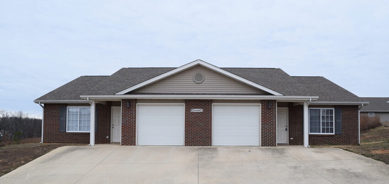 Primary Photo - Spacious 2 bedroom, 2 bathroom duplex!