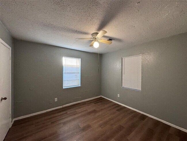 Foto del edificio - 7944 Lockwood Dr