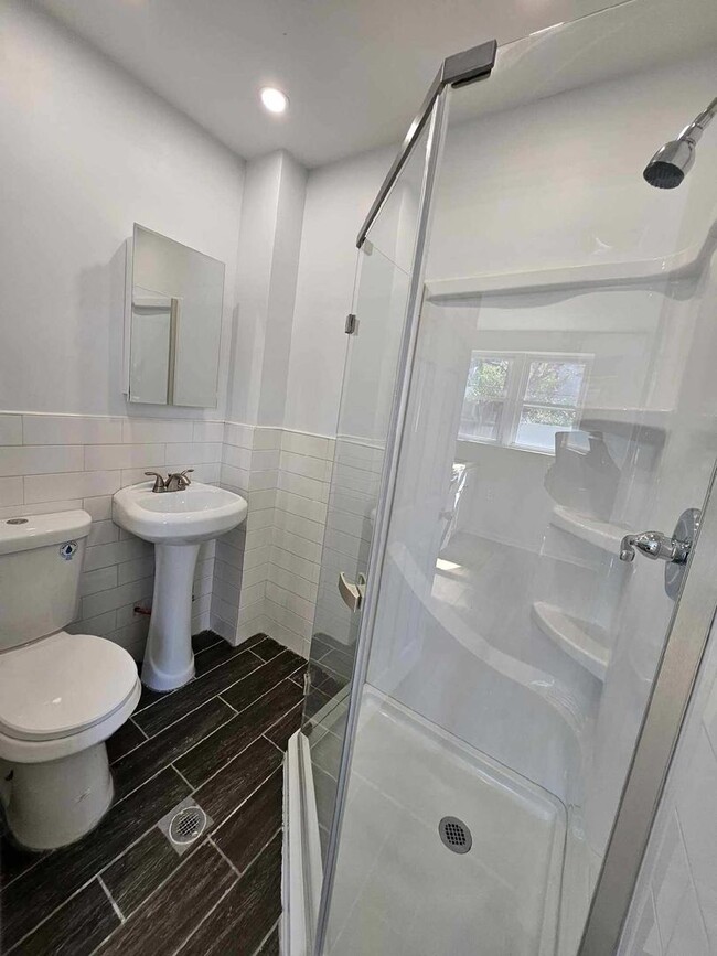 Building Photo - Stunning remodeled 3-Bedroom, 2 bath Townh...
