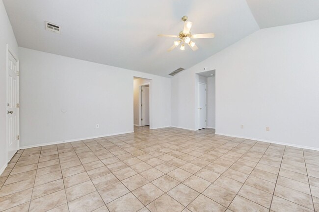 Building Photo - Cute 3BD/2BTH Duplex in Central East Norman!