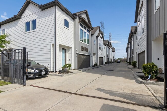 Building Photo - 5904 Gardendale Dr