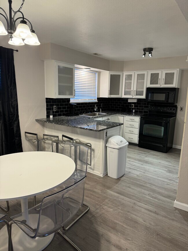 Foto del edificio - 3909 Redwood Ln