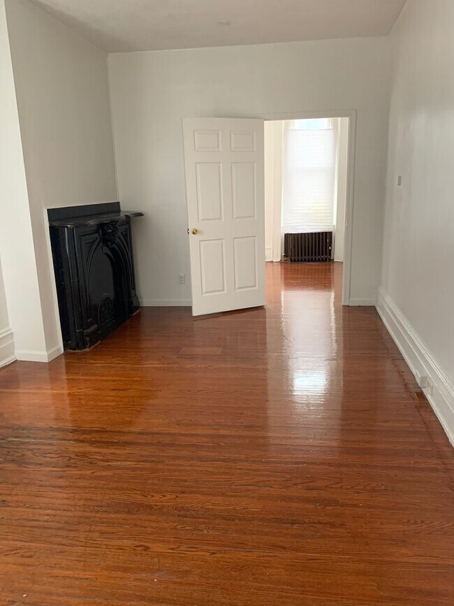 Building Photo - 1 Bedroom Apartment!