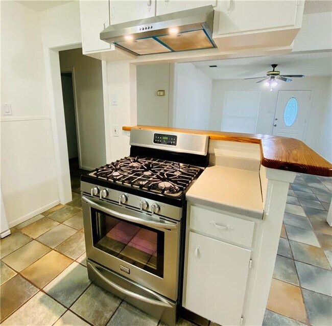 Building Photo - 8207 Red Oak Cir S