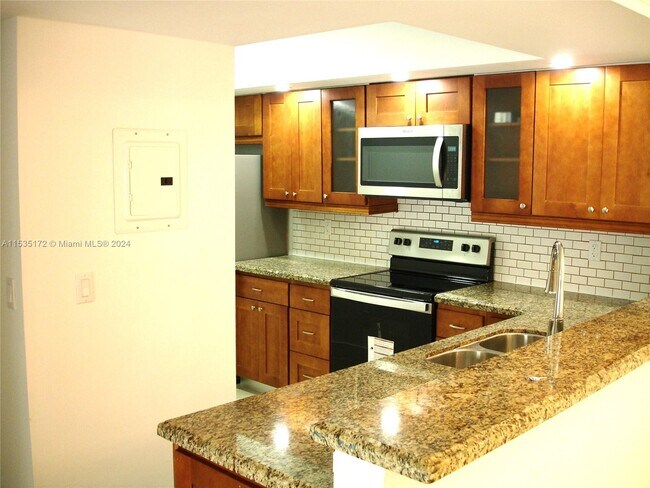 Foto del edificio - 18860 NW 57th Ave
