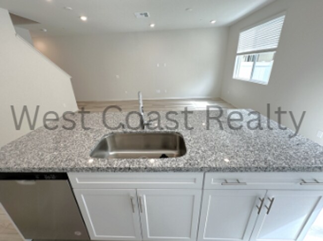 Building Photo - AMAZING 2 STORY, 3 BED AND 2.5 BATH TOWNHO...