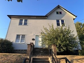 Building Photo - 317 12th St NE