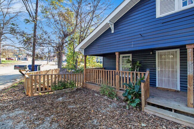 Building Photo - 213 Claire Dr SE