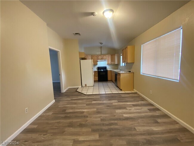 Building Photo - 1091 S Potro Ave