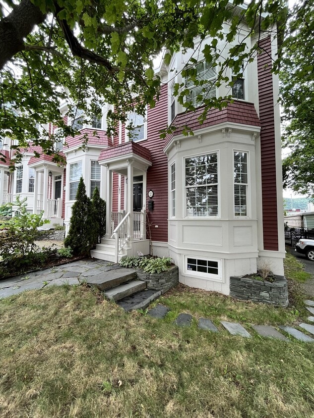 Primary Photo - 2 Howe Pl