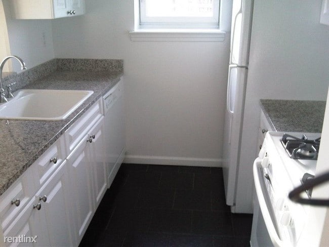 Building Photo - 2 br, 2 bath  - 351 W 44th St