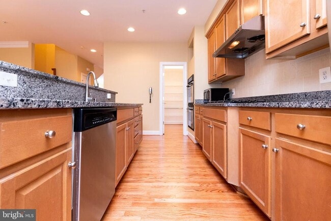 Foto del edificio - 1206 Maple Grove Ln