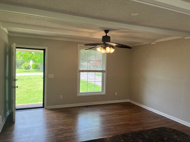 Foto del edificio - For Lease - 3 Bed, 1 Bath Home in the Hear...