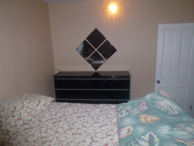 Bedroom - 613 W Hardin St