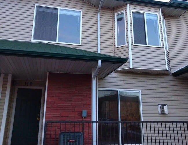 3 bedroom 1.5 bath close to Fort Carson - 3 bedroom 1.5 bath close to Fort Carson Townhome