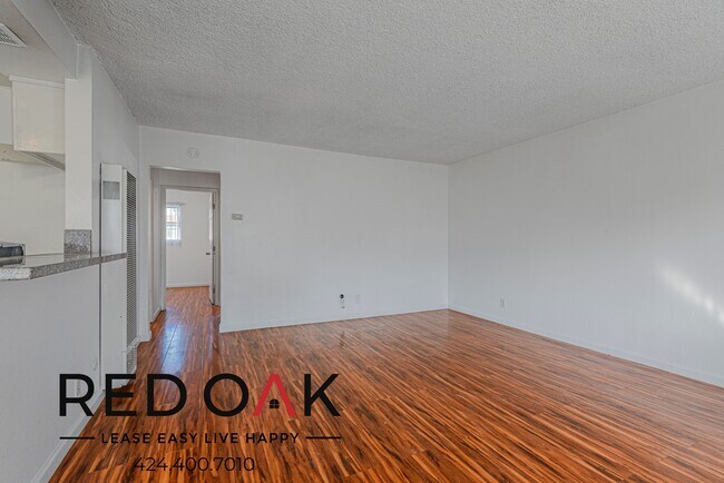 Foto del edificio - Serene Two Bedroom with Stylish Floors, In...