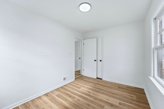 Foto del edificio - Updated 3 BR with Garage & Basement