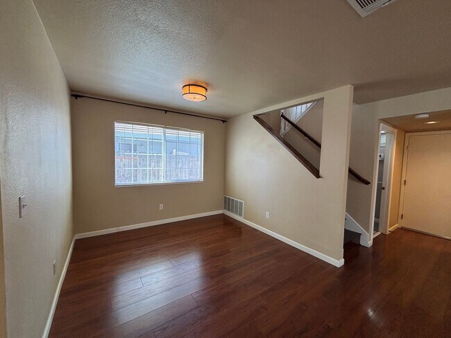 Foto del edificio - 107 Mills Rd