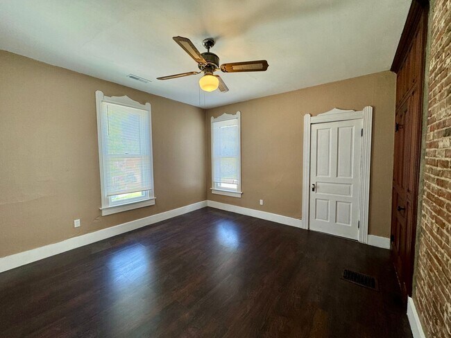Foto del edificio - Spacious 2-bedroom, 1 bath apartment