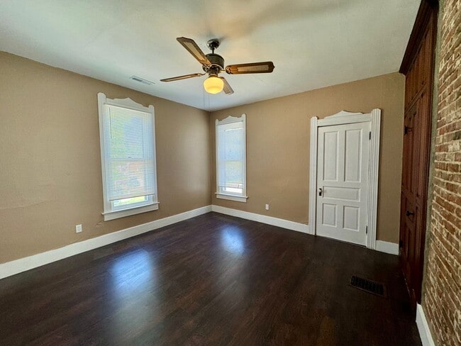 Building Photo - Spacious 2-bedroom, 1 bath apartment