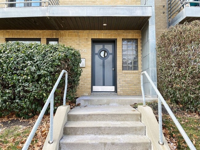 Building Photo - SEE IT NOW: Charming Art Deco-Inspired Stu...