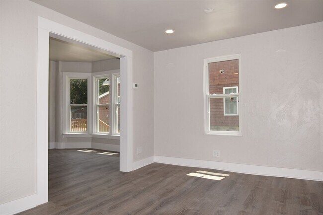 Foto del edificio - Recently Refurbished! Large 2-story Charmer. Big Yard! PETS WELCOME