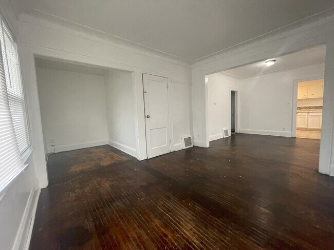 Building Photo - 1537 Carlyle St