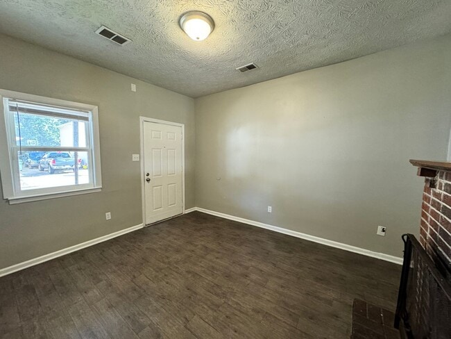 Building Photo - Remodeled 2 Bedroom Downtown!