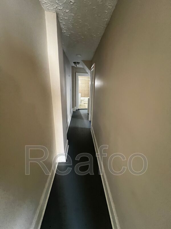 Building Photo - 810 Reinhard Ave
