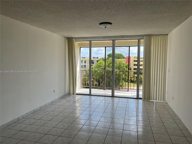 Building Photo - 9210 Fontainebleau Blvd