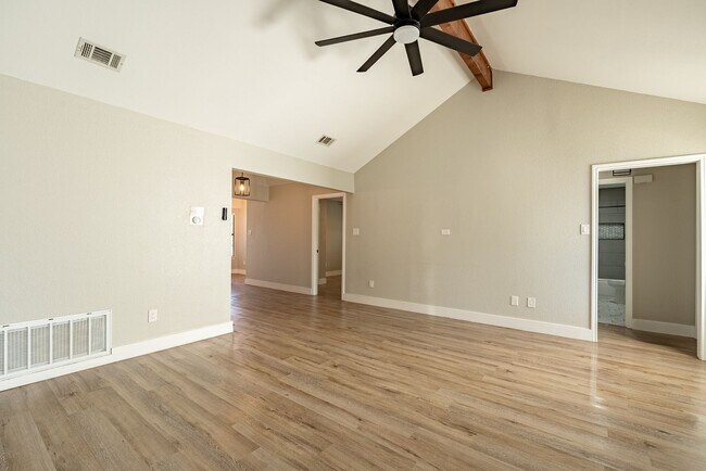 Foto del edificio - Beautiful 4 Bedroom, 2 Bathroom home in Ro...