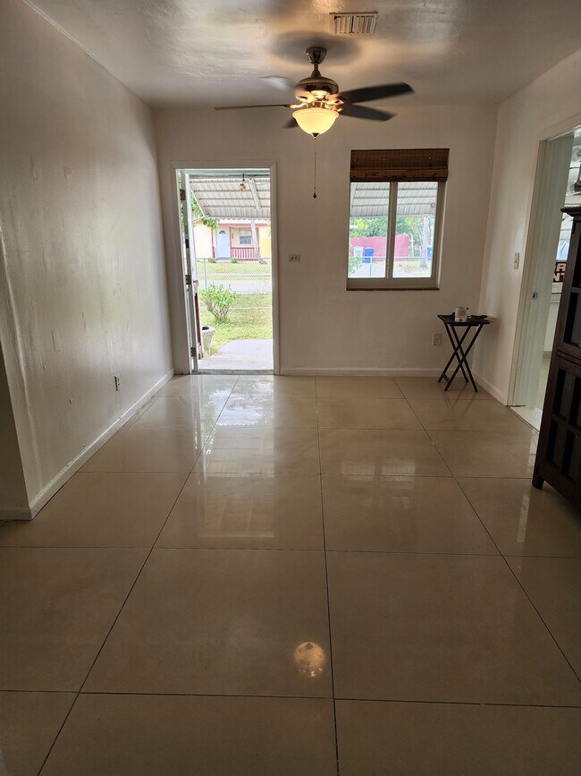 Foto del edificio - 5372 NE 17th Ave