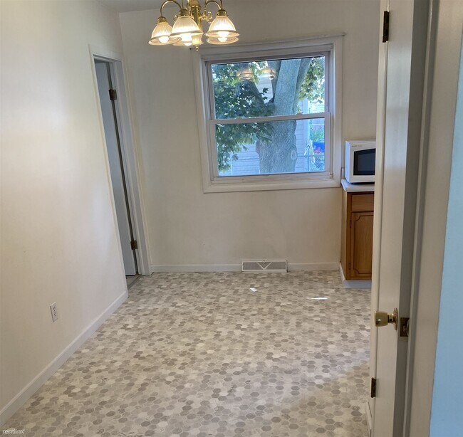 Building Photo - 3 br, 1.5 bath House - 3765 Hanchett St