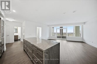 Building Photo - 259 The Kingsway