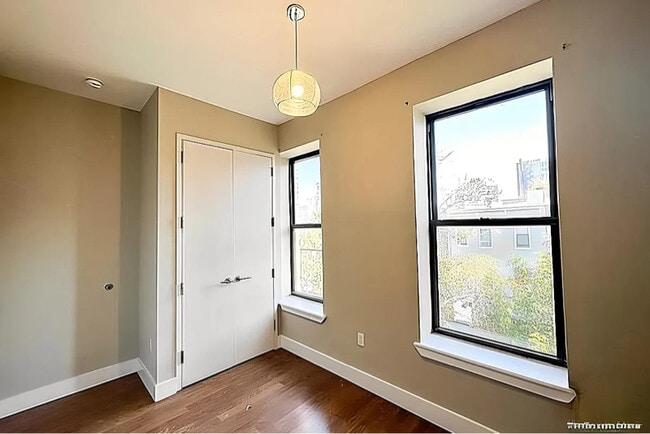 Building Photo - 404 Suydam St