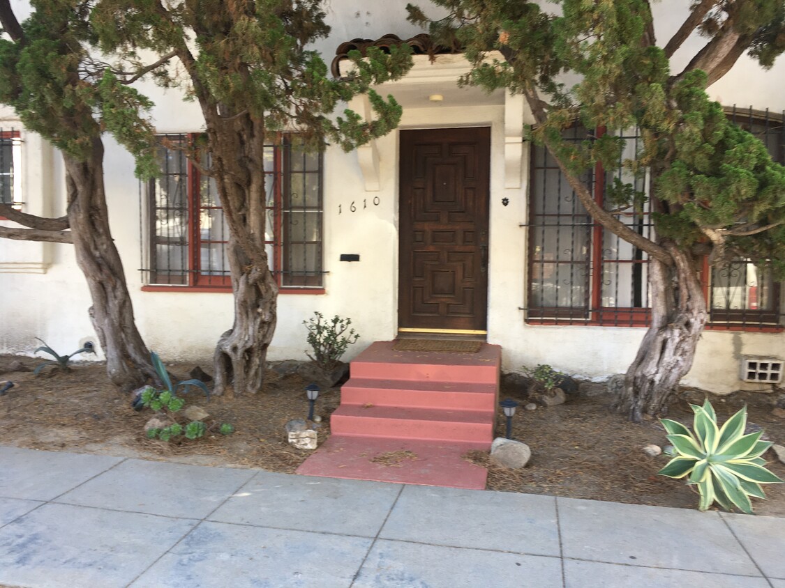 Front door to Apt - 1610 Washington Ave