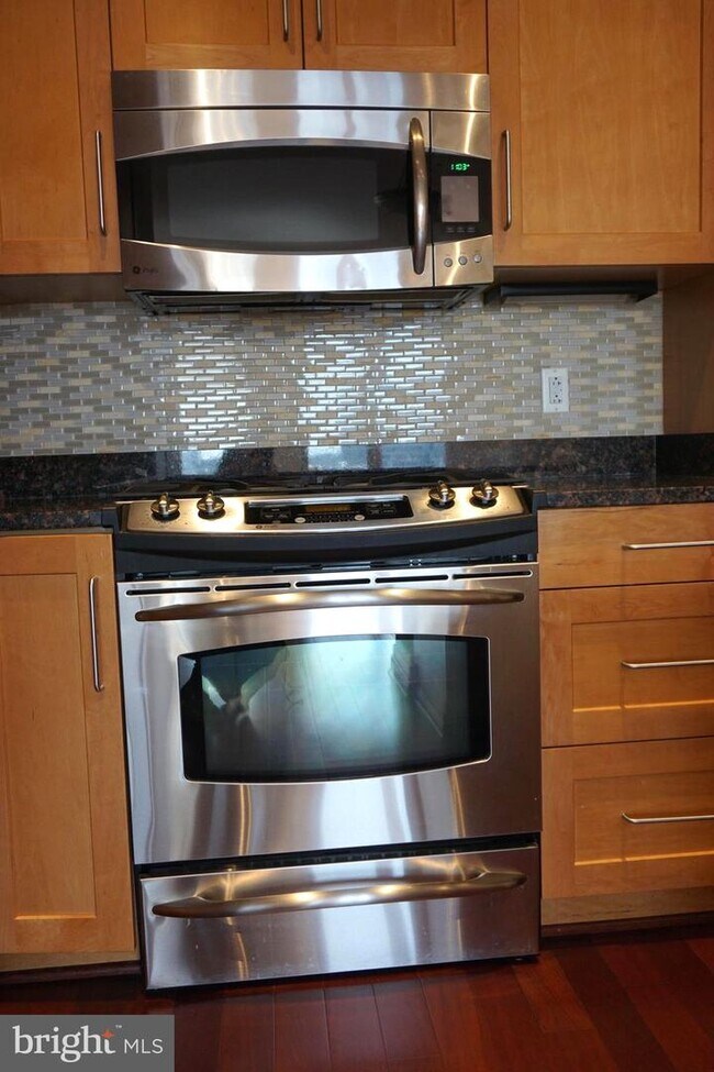 Foto del edificio - 8220 Crestwood Heights Dr