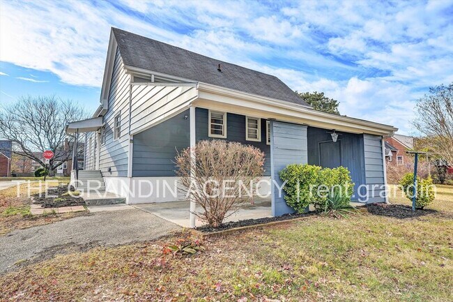 Foto del edificio - 3203 Roundhill Ave NW