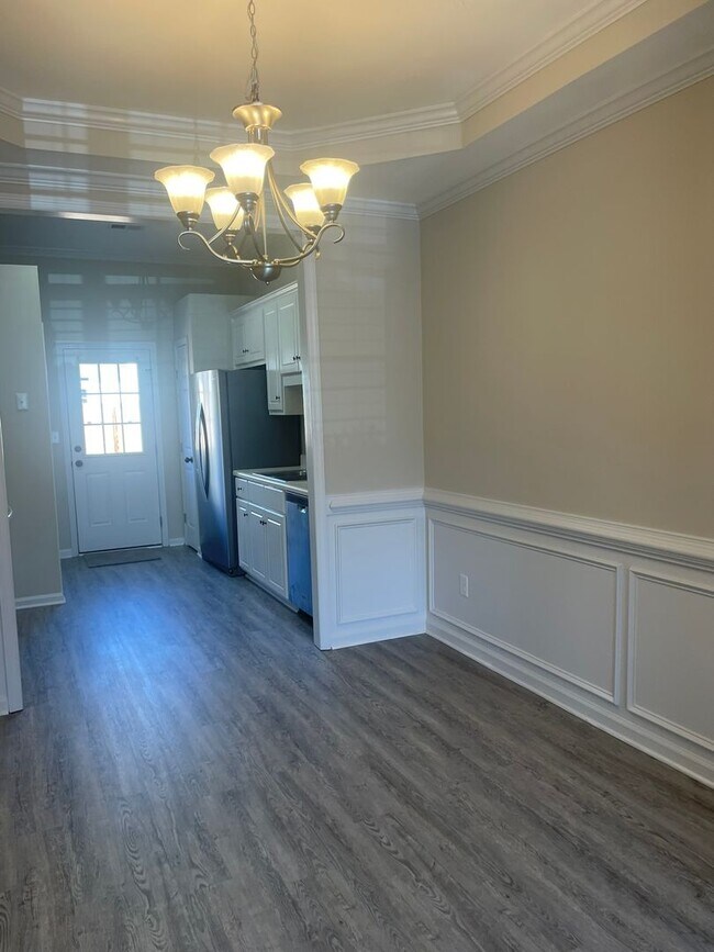 Foto del edificio - Beautiful Townhome Across Street From Jones Creek Golf Club