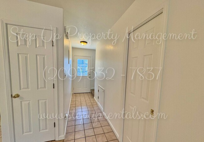 Foto del edificio - Bright and Freshly Updated 3 Bed 1.5 Bath Townhouse!