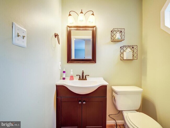 Building Photo - 7112 Lake Cove Dr