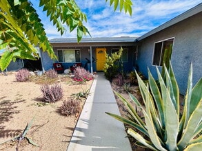 Building Photo - 61602 La Jolla Dr