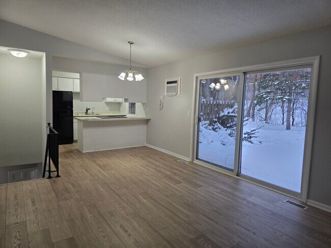 Building Photo - 5570 Shorewood Ln