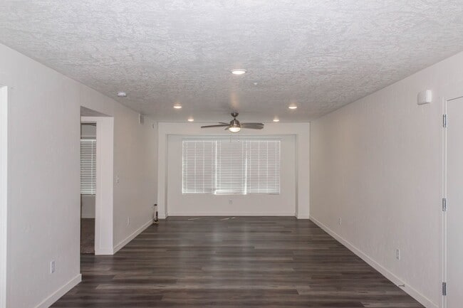 Building Photo - Beautiful 3-Bed, 2-Bath Apartment in The B...