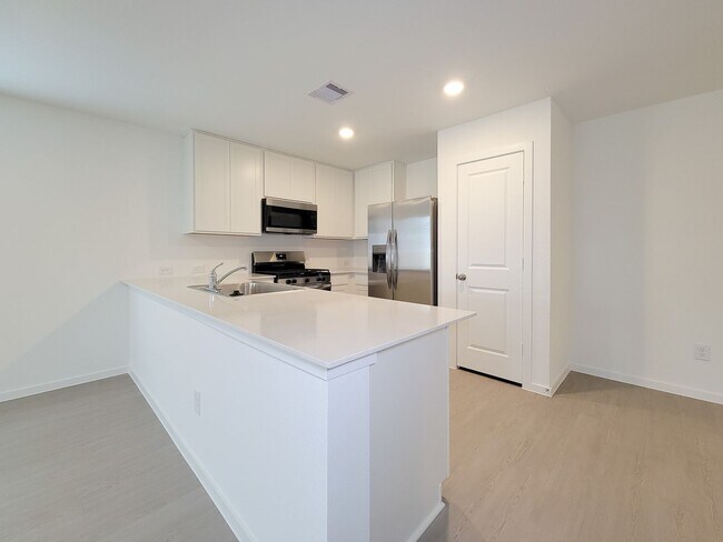 Foto del edificio - This lovely single-level home showcases a spacious open floorplan shared between the kitchen, din...