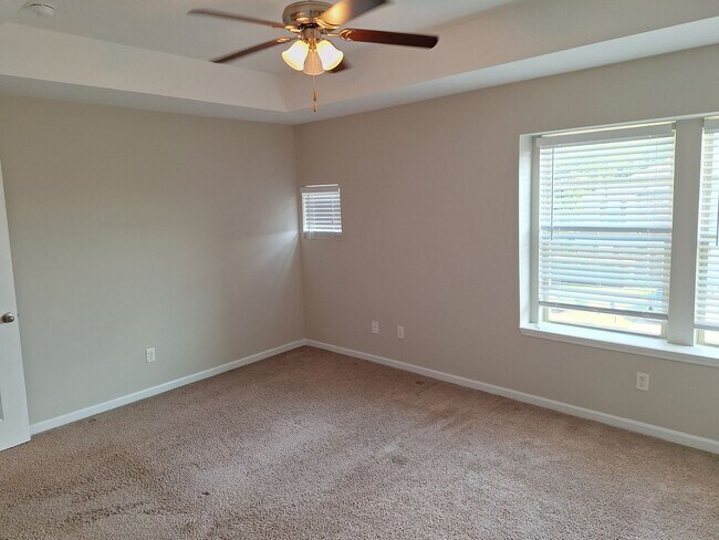 Foto del edificio - Wonderful Two Story Four Bedroom Home in N...